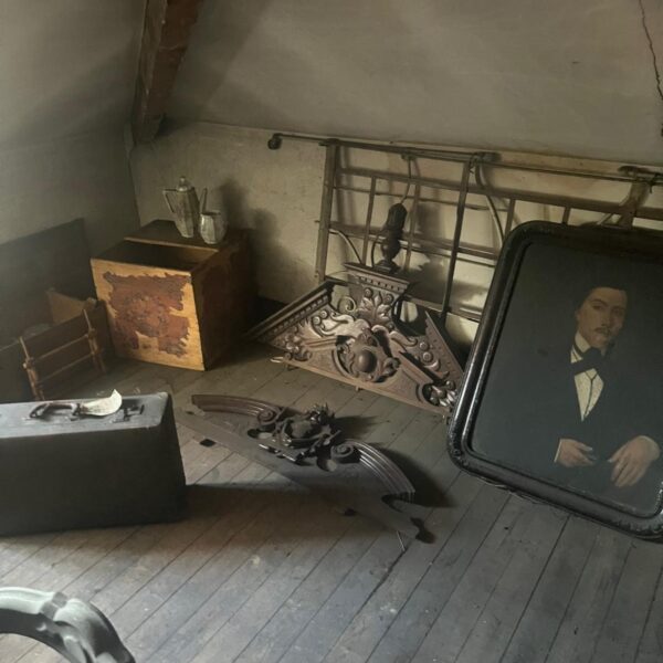 Grenier encombré de meubles et objets anciens avant un débarras à Boulogne-Billancourt